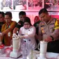 Kapolresta Palembang Kombes Pol Wahyu Bintono Hari Bawono memusnahkan dua jenis narkoba dari tangan dua orang pengedar di Palembang (Liputan6.com / Nefri Inge)