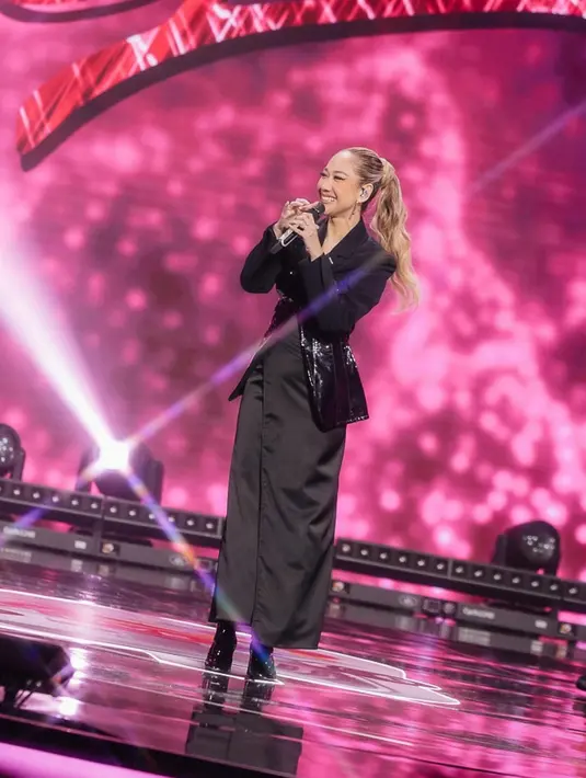 Outfit ini memadukan corset latex suite dengan wrapped long skirt dan sepatu boots berwarna hitam. [@itsmebcl]