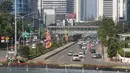Arus lalu lintas di kawasan Bundaran HI, Jakarta, Minggu (18/6). Pelaksanaan car free day di Jalan Sudirman - MH Thamrin yang rutin digelar setiap pekan, ditiadakan sementara mulai 18 Juni hingga 2 Juli 2017. (Liputan6.com/Immanuel Antonius)