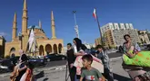 Orang-orang yang melarikan diri dari pengeboman Israel di pinggiran selatan Beirut, berkumpul dengan barang-barang mereka di Martyrs Square di pusat ibu kota Lebanon di mana mereka bermalam pada 28 September 2024. (JOSEPH EID/AFP)