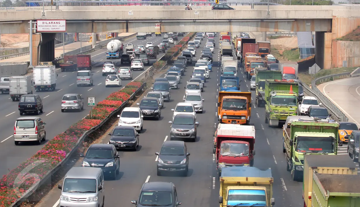 Kendaraan roda empat terjebak kemacetan saat melintas di jalan tol Jakarta, Rabu (30/9/2015). Jasa Marga mencatat volume kendaraan yang melewati seluruh ruas jalan tol yang dikelola BUMN Tol ini mengalami peningkatan. (Liputan6.com/Angga Yuniar)