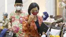 Menteri Keuangan Sri Mulyani Indrawati (kanan) bersiap mengikuti rapat kerja bersama Komisi XI DPR di Kompleks Parlemen, Senayan, Jakarta, Kamis (10/6/2021). Rapat tersebut membahas pagu indikatif Kementerian Keuangan dalam RAPBN 2022. (Liputan6.com/Angga Yuniar)