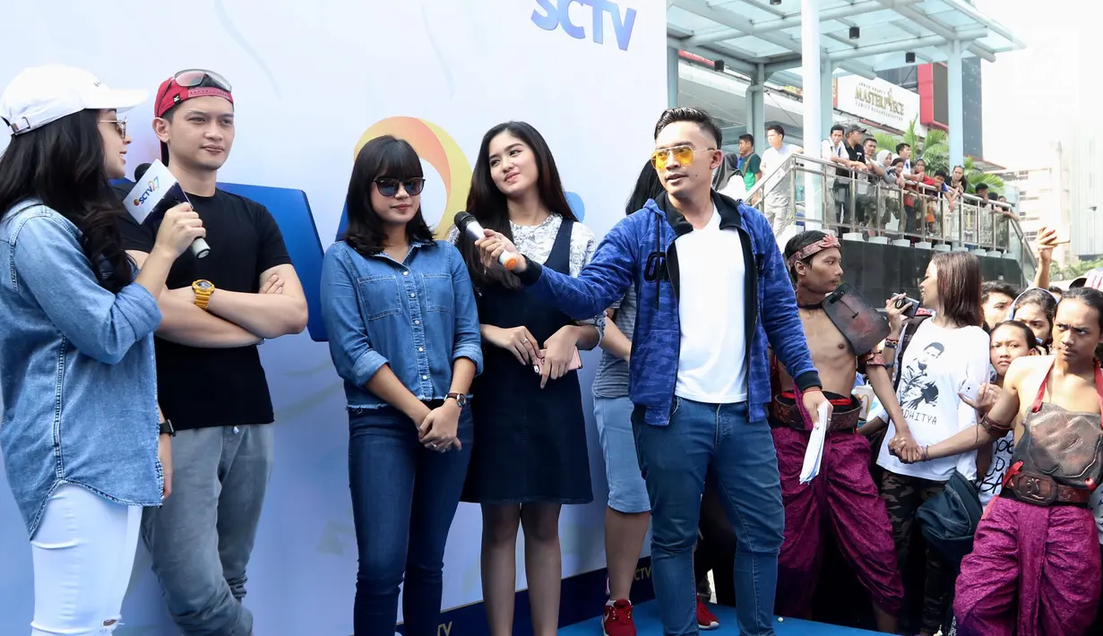 Sinetron Dua Wanita Cantik mulai tayang di SCTV pada 31 Juli 2017 pukul 20.50 WIB. Sinetron ini dibintangi Nikita Willy, Ochi Rosdiana, Rezky Aditya, Audi Marissa, dan beberapa artis senior. (Liputan6.com/Fery Pradolo)