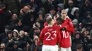 Pemain Manchester United melakukan selebrasi setelah Antony (kanan) mencetak gol kedua tim pada laga leg pertama Liga Europa 2022/2023 yang berlangsung di Old Trafford, Manchester, Jumat (10/03/2023) dini hari WIB. MU menang dengan skor 4-1. (AFP/Darren Staples)