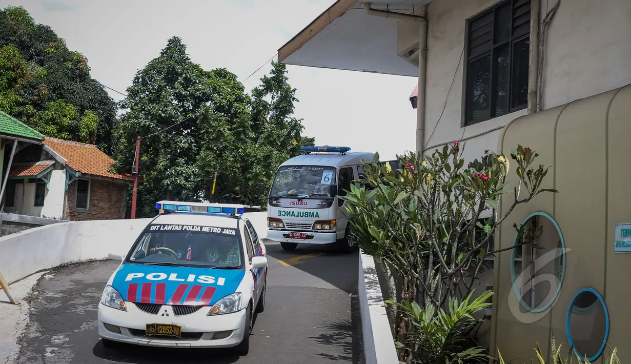 Ambulans yang membawa jenazah terpidana mati, Sylvester Obiekwe tiba di rumah duka RS PGI Cikini, Jakarta, Rabu (29/4/2015). Kejagung telah mengeksekusi mati Sylvester dan tujuh terpidana kasus narkoba lainnya dini hari tadi. (Liputan6.com/Faizal Fanani)