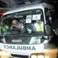 Sejumlah Ambulans keluar dari dermaga Wijayapura, Cilacap, Jawa tengah,Jumat (29/7). Eksekusi mati tahap tiga terpidana mati kasus narkoba sudah dilaksanakan di Lapangan Tembak Tunggal Panaluan Nusakambangan.(Liputan6.com/Helmi Afandi) 