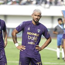 Pemain Persita Tangerang,&nbsp;Javlon Guseynov (kanan),&nbsp;Matheus Alves (tengah) dan Ahmad Fahd (kanan) saat sebelum berhadapan dengan Persebaya Surabaya&nbsp;pada pekan kedua BRI Super League 2025/2026 di Indomilk Arena, Sabtu (16/8/2025). (Bola.com/ Abdul Aziz)