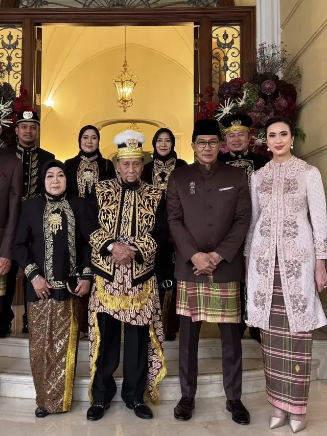 Annisa Pohan dan Menteri Pariwisata Widiyanti Wardhana saat Kondangan. [@widi.wardhana]