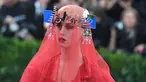 Penyanyi, Katy Perry saat menghadiri Met Gala 2017 di Metropolitan Museum of Art, New York (1/5). Ajang tersebut merupakan kesempatan bagi para selebritas Hollywood untuk unjuk gigi memamerkan penampilan terbaiknya. (AFP Photo/Angela Weiss)