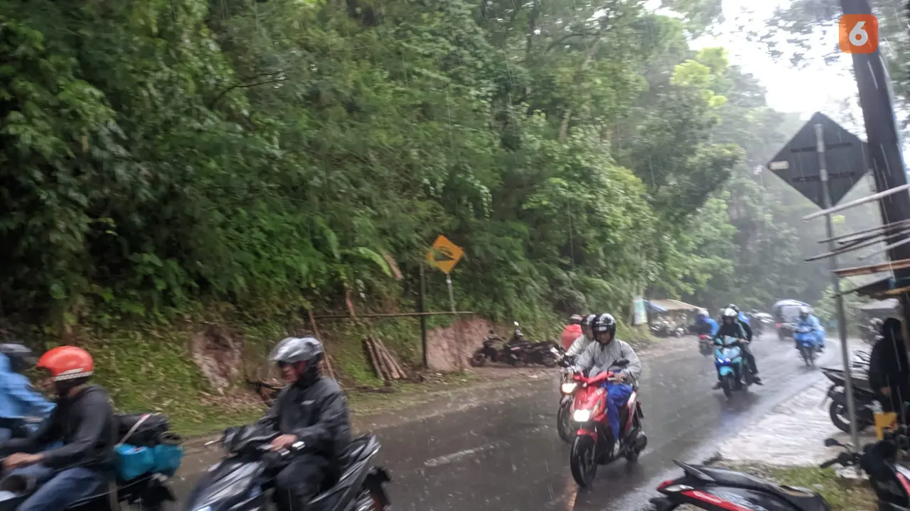 Jalan alternatif Cikidang, menuju wisata pantai Palabuhanratu Sukabumi. (Liputan6.com/Fira Syahrin).
