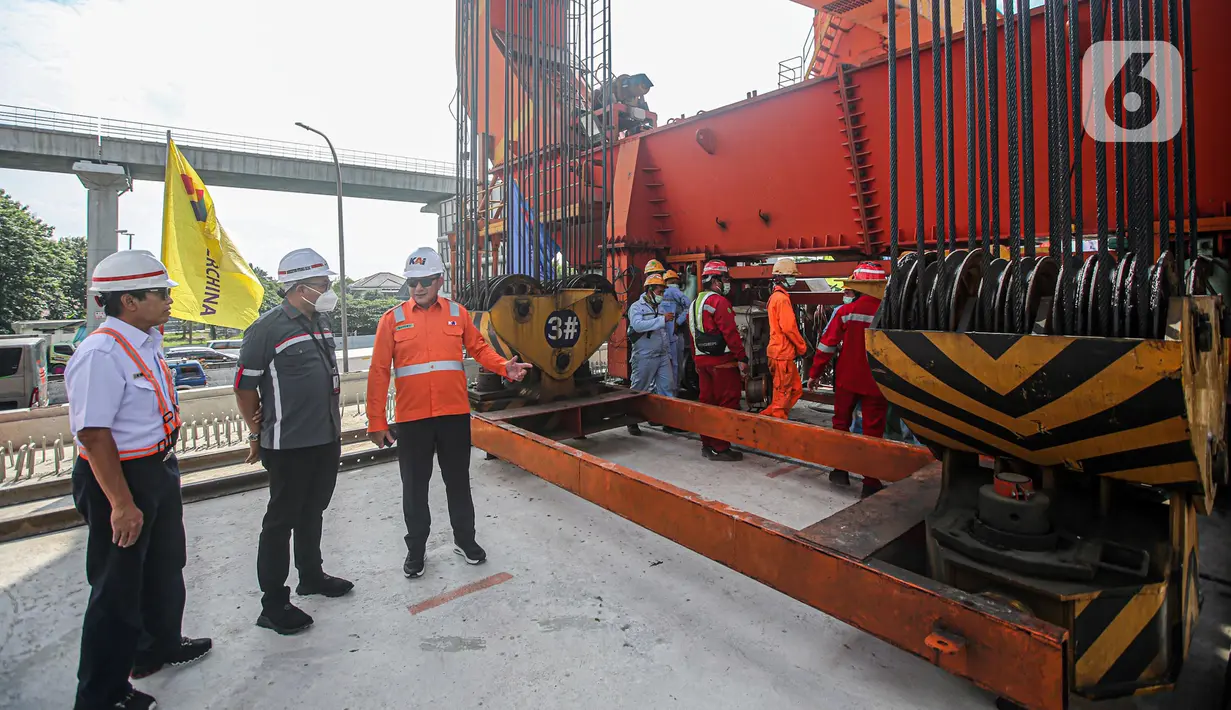 (kiri ke kanan) Direktur Operasi PT KAI Awan Hermawan, Direktur Utama PT KCIC Dwiyana Slamet Riyadi, Direktur Perencanaan Strategis dan Pengembangan Usaha PT KAI Sandry Pasambuna meninjau pemasangan girder box Casting Yard #1 Kereta Cepat Jakarta-Bandung (KCJB) di kawasan Jatibening Baru, Bekasi, Jawa Barat, Senin (27/6/2022). (Liputan6.com/Faizal Fanani)