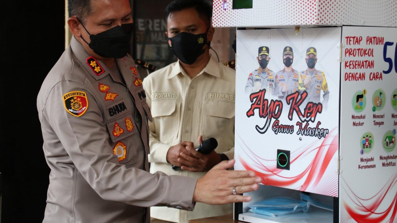 Dispenser masker yang digagas Polresta Malang dan kampus UB. (Dian Kurniawan/Liputan6.com)
