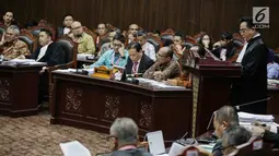 Ketua Tim Hukum Joko Widodo-Ma’ruf Amin, Yusril Ihza Mahendra memberi keterangan dalam sidang sengketa Pilpres 2019 di Gedung MK, Jakarta, Selasa (18/6/2019). Yusril menyebut paparan Pemohon yaitu kubu Prabowo-Sandiaga seperti skripsi. (Liputan6.com/Faizal Fanani)