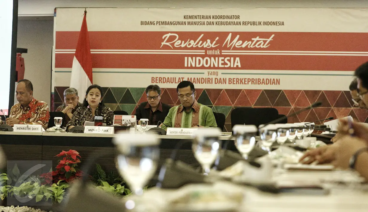 Menko PMK Puan Maharani (kedua kiri) saat memimpin rapat koordinasi di Jakarta, Kamis (11/2/2016). Rakor tersebut membahas Science Techno Park (STP) atau Taman Sains. (Liputan6.com/Faizal Fanani)