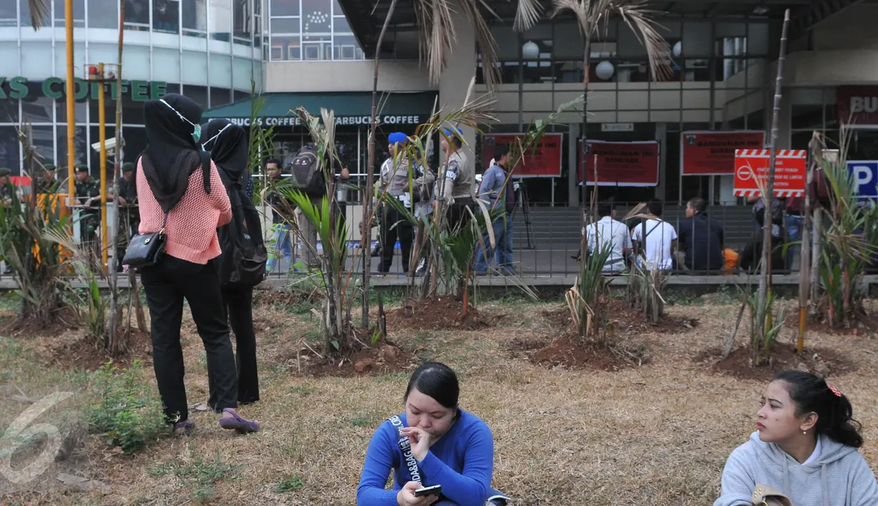 Sejumlah pegawai oulet tertegun menyaksikan penyegelan Mal Tebet Green, Jakarta, Kamis (23/7/15). Pegawai khawatir perusahaannya akan memutuskan hubungan kerja secara sepihak usai kejadian ini. (Liputan6.com/Herman Zakharia)