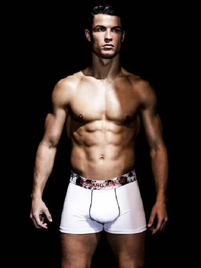 Cristiano Ronaldo kembali mempromosikan celana dalam bermerek CR7