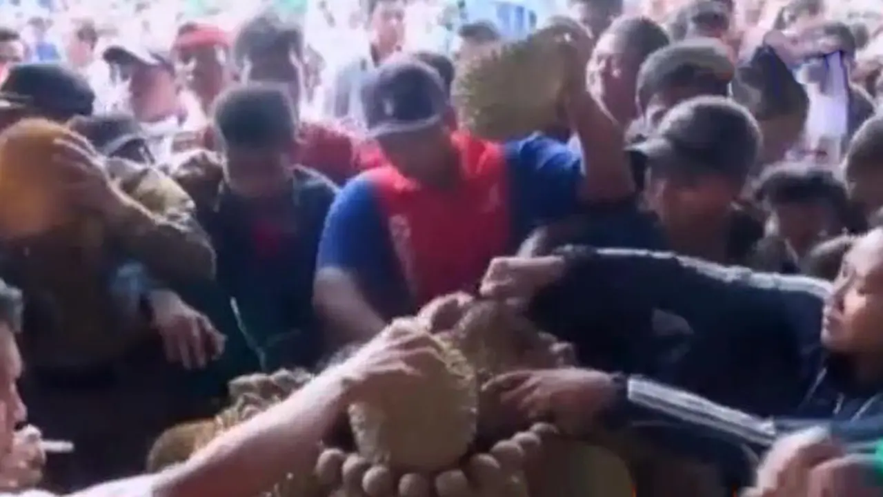 Permukiman Ludes Terbakar hingga Aksi Berebut Durian