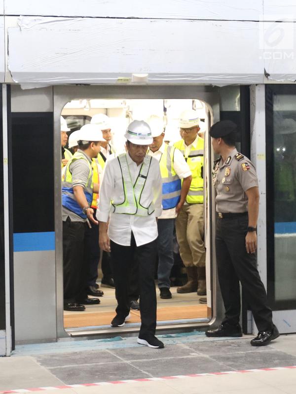 Presiden Joko Widodo turun dari kereta mass rapid transit (MRT) di Stasiun Bundaran HI, Jakarta, Selasa (6/11). Jokowi melakukan pengecekan kereta MRT menuju Stasiun Lebak Bulus. (Liputan6.com/Angga Yuniar)