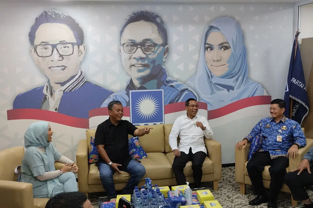 Penjabat (pj) Gubernur DKI Jakarta Heru Budi Hartono saat mengunjungi DPRD DKI Jakarta fraksi PAN.