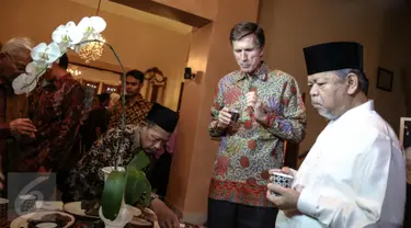 Ali Mustafa Ya'qub (kanan) saat menghadiri undangan berbuka puasa bersama di kediaman Dubes AS untuk Indonesia Robert O Blake (kedua kanan), Jakarta, Rabu (24/6/2015). (Liputan6.com/Faizal Fanani)