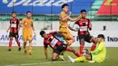 Pemain Bhayangkara FC, Dendy Sulistyawan (tengah) berusaha mencetak gol ke gawang Persipura Jayapura dalam laga pekan ke-15 BRI Liga 1 2021/2022 di Stadion Moch. Soebroto, Magelang, Kamis (02/12/2021). (Bola.com/Bagaskara Lazuardi)