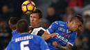 Striker Juventus, Mario Mandzukic, duel udara dengan pemain Empoli. Bermain di kandang Si Nyonya Tua lebih menguasai jalannya laga dengan statistik penguasaan bola mencapai 56 persen. (AFP/Marco Bertorello)
