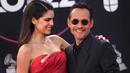 Marc Anthony bersama tunangannya model Paraguay Nadia Ferreira berpose saat tiba menghadiri penghargaan Grammy Latin ke-23 di Michelob Ultra Arena Mandalay Bay di Las Vegas, Nevada, pada 17 November 2022. Anthony dan Ferreira bertunangan pada bulan Mei. (AFP/Chris Delmas)