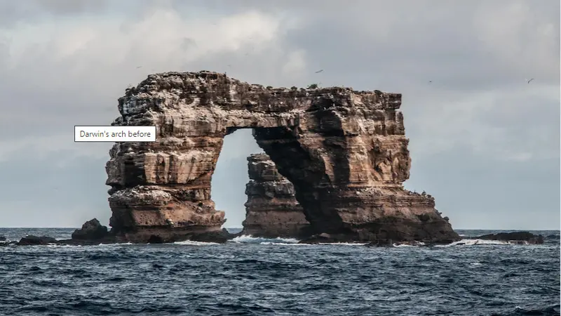 Formasi batu Galapagos yang dikenal dengan Darwin's Arch hancur. (AFP/Rodrigo Friscione)