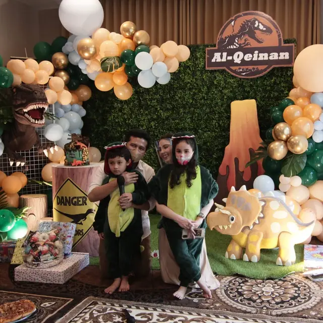 6 Momen Ulang Tahun Anak Kedua Arumi Bachsin, Pakai Tema Jurassic Park