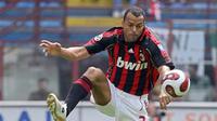 AC Milan's Brazilian defender Cafu controls the ball during the Italian serie A football match against Fiorentina at San Siro stadium in Milan, 06 May 2007. AFP PHOTO / Paco SERINELLI