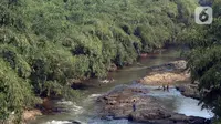Beberapa anak bermain di aliran Sungai Ciliwung, Kota Depok, Jawa Barat, Senin (27/7/2020). Setiap tanggal 27 Juli diperingati sebagai Hari Sungai Nasional, namun ironisnya kondisi sungai Ciliwung masih terlihat banyak ceceran sampah, terutama plastik. (Liputan6.com/Helmi Fithriansyah)