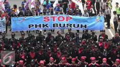Ribuan buruh melakukan aksi jalan kaki menuju Istana Merdeka, Jakarta, Sabtu (6/2/2016). Dalam aksi tersebut mereka meminta agar tidak terjadi PHK secara besar-besaran. (Liputan6.com/Angga Yuniar)