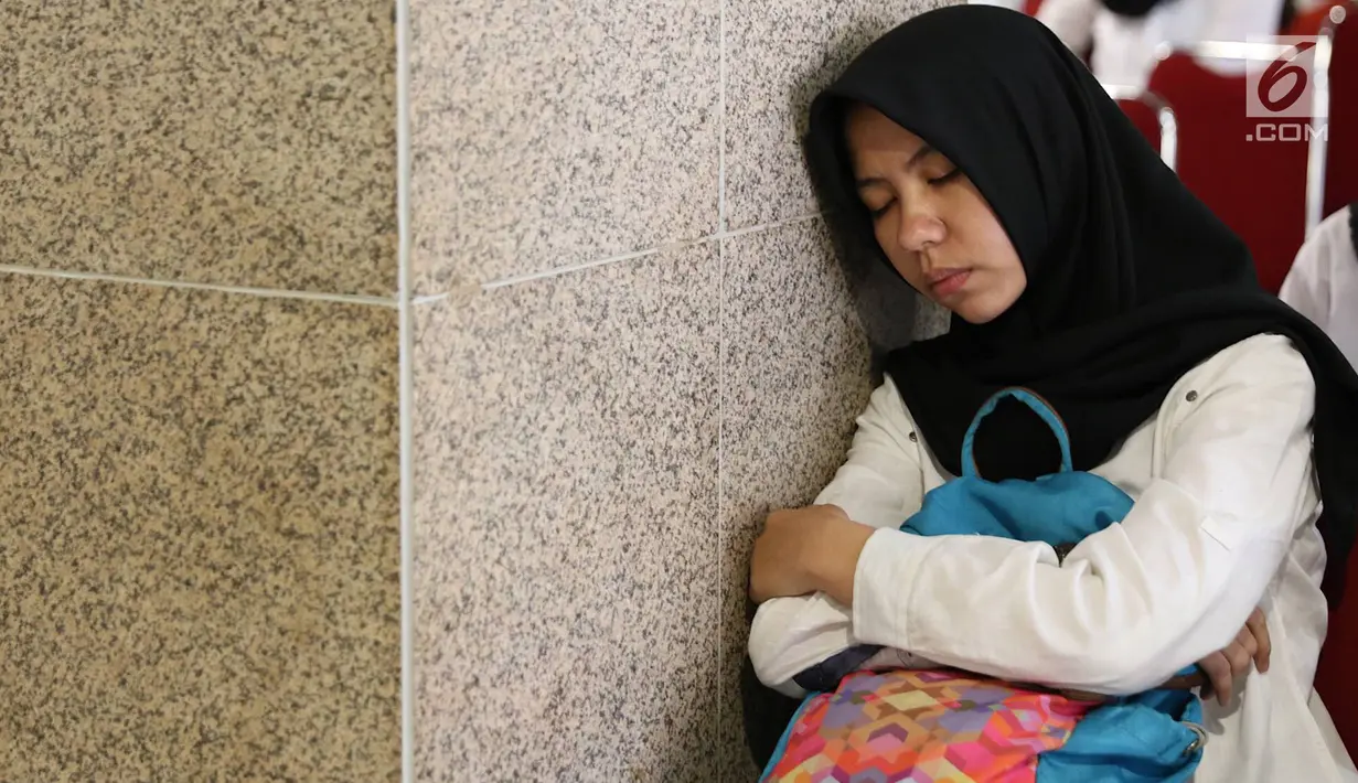 Peserta menunggu tes Seleksi Kompetensi Dasar (SKD) calon pegawai negeri sipil (CPNS) di Gedung Wali Kota Jakarta Selatan, Jumat (26/10). Tes SKD CPNS yang sedianya dimulai pukul 08.00 WIB namun molor. (Liputan6.com/Immanuel Antonius)