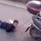 Insiden anak disert ibu dnegan menggunakan motor di Tiongkok. Source: YouKu via Viral4real