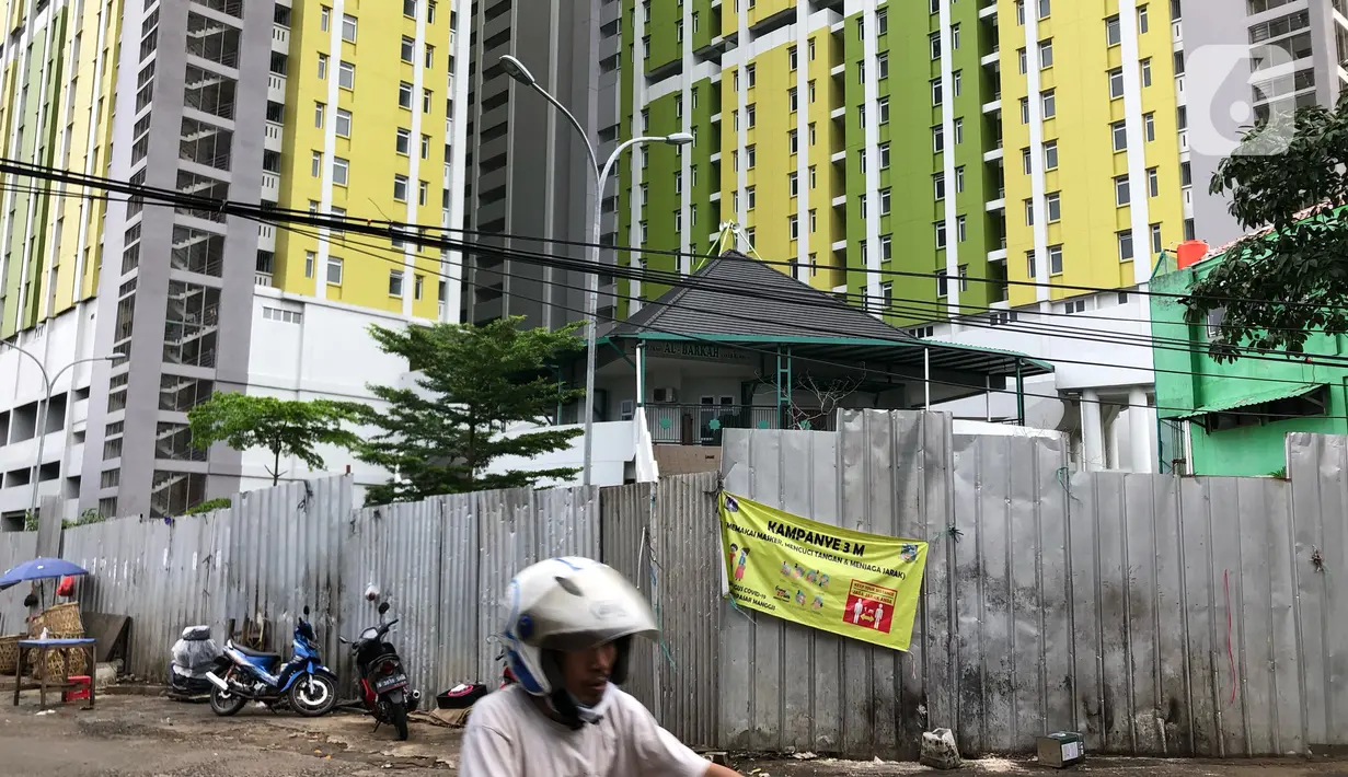 Suasana Rusun Pasar Rumput di Manggarai, Jakarta, (27/10/2020). Perumda Pasar Jaya bersama Pemprov DKI masih menggodok alokasi penerima manfaat Rusun Pasar Rumput, termasuk konsep kepemilikan apakah menjadi rumah susun sederhana sewa (Rusunawa) atau milik (Rusunami). (Liputa6.com/Immanuel Antonius)