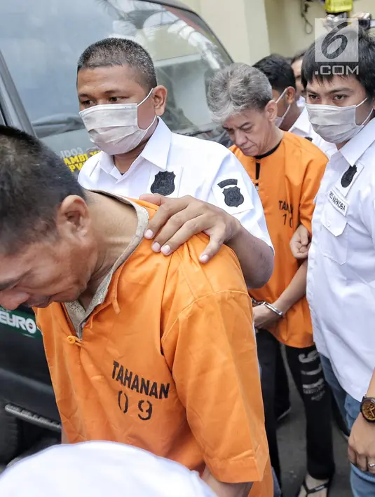 Musisi senior Fariz RM tertunduk usai dihadirkan saat rilis pengungkapan kasus narkoba di Polres Jakarta Utara, Minggu (26/8). Fariz RM ditangkap anggota Resnarkoba Polres Jakarta Utara, kemarin lusa, Jumat (24/8/2018). (Liputan6.com/Faizal Fanani)
