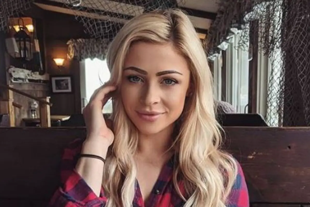 Caroline Elizabeth Page, Selebram yang Pernah Jadi Tentara