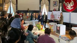 Petugas KPPS Luar Negeri bersama pengawas dan saksi melakukan penghitungan surat suara Pemilu 2019 yang dikirimkan melalui pos maupun yang dicoblos langsung di TPS, di KBRI Washington DC, Kamis (18/4). Jokowi meraih 1113, sementara pasangan Prabowo-Sandi meraih 352 suara. (Liputan6.com/HO/Butet)
