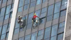 Pekerja membersihkan kaca gedung bertingkat di Jakarta, Kamis (18/10). Kepala Divisi Komunikasi BPJS Ketenagakerjaan Irvansyah Utoh Banja mengatakan, BPJS Ketenagakerjaan menargetkan kepesertaan BPJS Ketenagakerjaan 2018. (Liputan6.com/Immanuel Antonius)