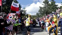 Pembalap Team Sky, Chris Froome, memutuskan berlari usai mengalami kecelakaan di etape ke-12 Tour de France. (Jean-Paul Pelissier/Reuters)