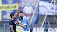 Bek Persib Bandung, Bojan Malisic, melakukan protes kepada wasit saat pertandingan melawan Persija Jakarta pada laga Liga 1 di Stadion GBLA, Jawa Barat, Minggu (23/9/2018). Persib menang 3-2 atas Persija. (Bola.com/M Iqbal Ichsan)