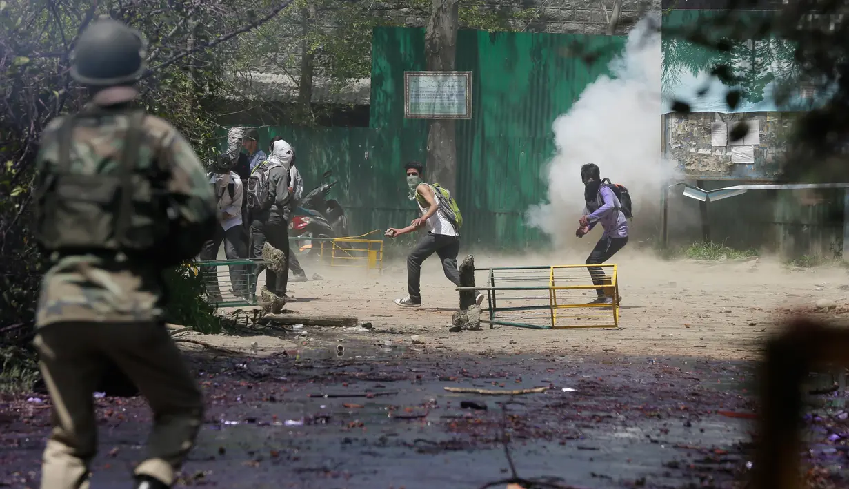 Persatuan Mahasiswa Kashmir, organisasi mahasiswa yang dilarang pemerintah, telah menyerukan protes di semua perguruan tinggi dan universitas setelah insiden hari Sabtu di Pulwama, Kashmir , India, Senin (17/4). (AP Photo / Mukhtar Khan)