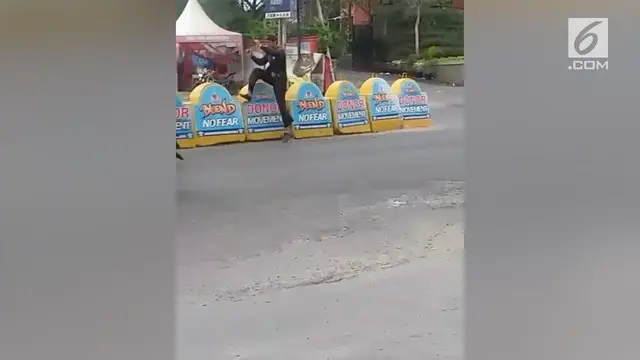 Seorang tukang parkir mendadak viral lantaran melakukan aksi pencak silat saat diberi uang oleh para pengendara