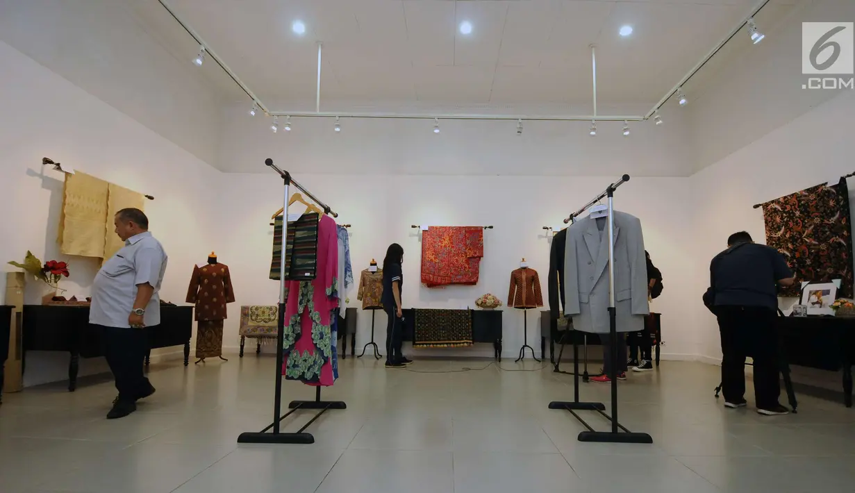 Sejumlah barang pribadi milik pejabat dipajang saat open house lelang sukarela di Galeri Nasional, Jakarta, Selasa (27/2). Sekitar 50 barang pribadi pejabat akan dilelang mulai 28 Februari 2018 di Galeri Nasional. (Liputan6.com/Helmi Fithriansyah)
