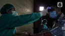 Tenaga medis mengukur suhu tubuh karyawan Emtek Grup sebelum mengikuti vaksinasi COVID-19 di Hall SCTV Tower, Senayan City, Jakarta, Jumat (4/6/2021). Vaksinasi Gotong Royong pendanaannya dibebankan kepada badan hukum atau badan usaha. (Liputan6.com/Johan Tallo)