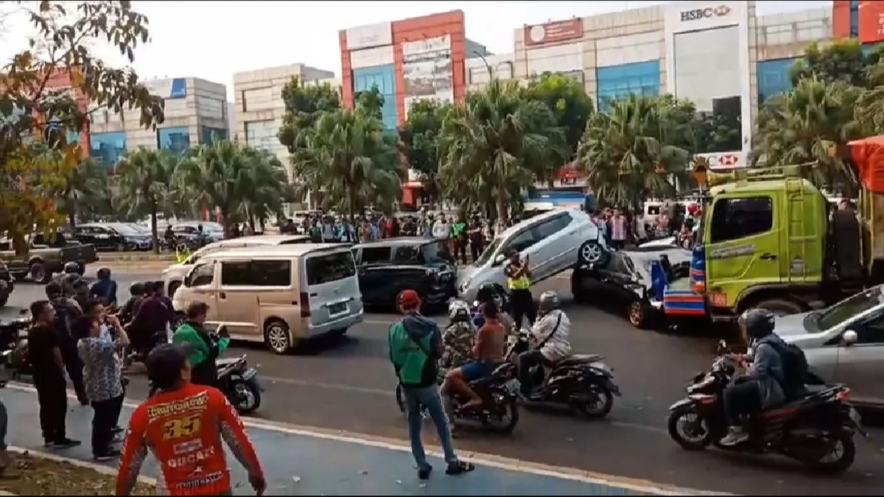 Kecelakaan beruntun di Jalan CBD Bintaro sektor 7, Kecamatan Pondok Aren, Kota Tangerang Selatan, Jumat (6/9/2019) sore. (Liputan6.com/Pramita Tristiawati)