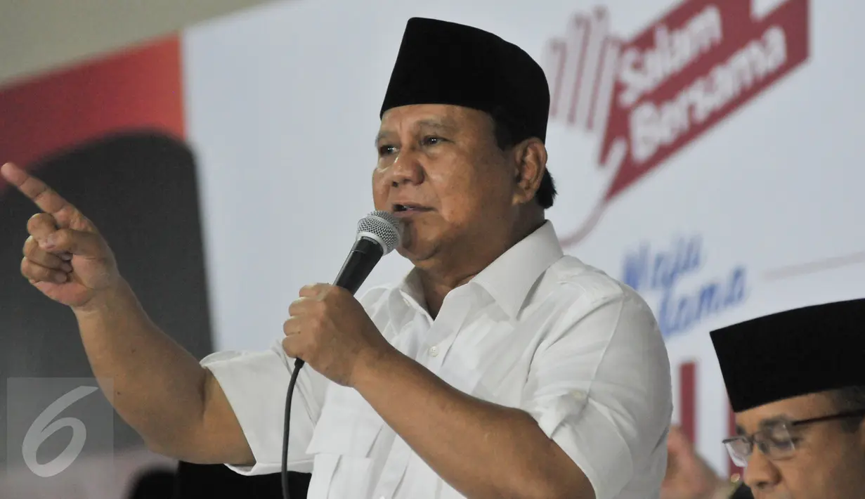 Ketua Umum Partai Gerindra, Prabowo bersama Cagub dan Cawagub DKI Jakarta, Anies Baswedan-Sandiaga Uno saat memberikan sambutan untuk kemenangan hitung cepat suara Pilkada di kantor DPP Gerindra, Jakarta Selatan, Rabu (19/4). (Liputan6.com/Yoppy Renato)