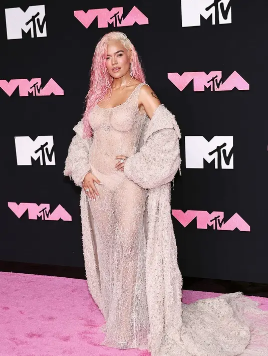 Karol G tampil bak Mermaid Barbie mengenakan see-through dress bersiluet mermaid yang dipadukan dengan long dramatic cape. [@mtv]