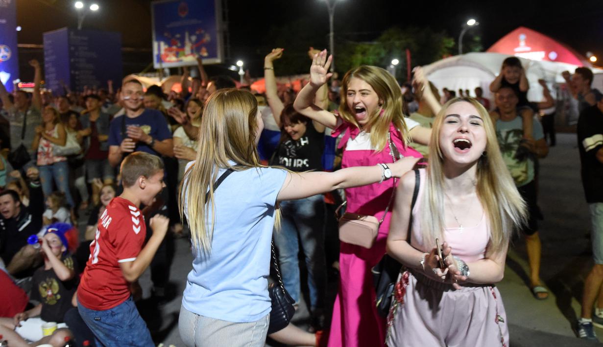 Fans cantik Rusia berpesta setelah timnya membobol gawang Mesir pada Piala Dunia 2018 di  Fans Zone, Rostov-on-Don, Rusia (19/6/2018). Rusia menang 3-1. (AFP/Khaled Desouki)