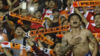 Suporter Persija, The Jakmania, memberikan dukungan saat pertandingan antara Persija melawan Bhayangkara FC pada lanjutan Liga 1 di Stadion Patriot, Bekasi, Sabtu (29/7/2017). Persija Menang 1-0 atas Bhayangkara FC. (Bola.com/M Iqbal Ichsan)